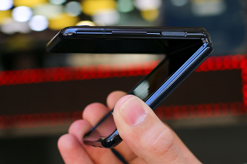 3 best branded flip phones to check out