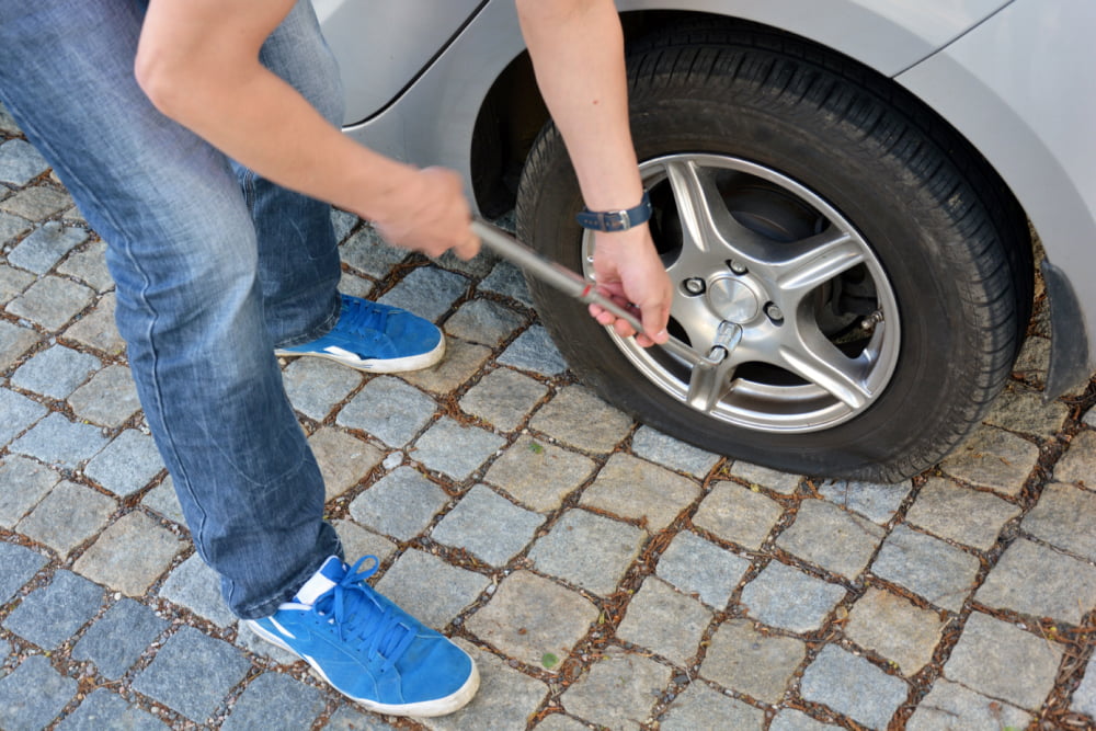 Avoid these 4 mistakes when changing a flat tire