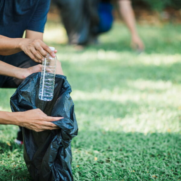 7 easy ways to keep trash bags from slipping